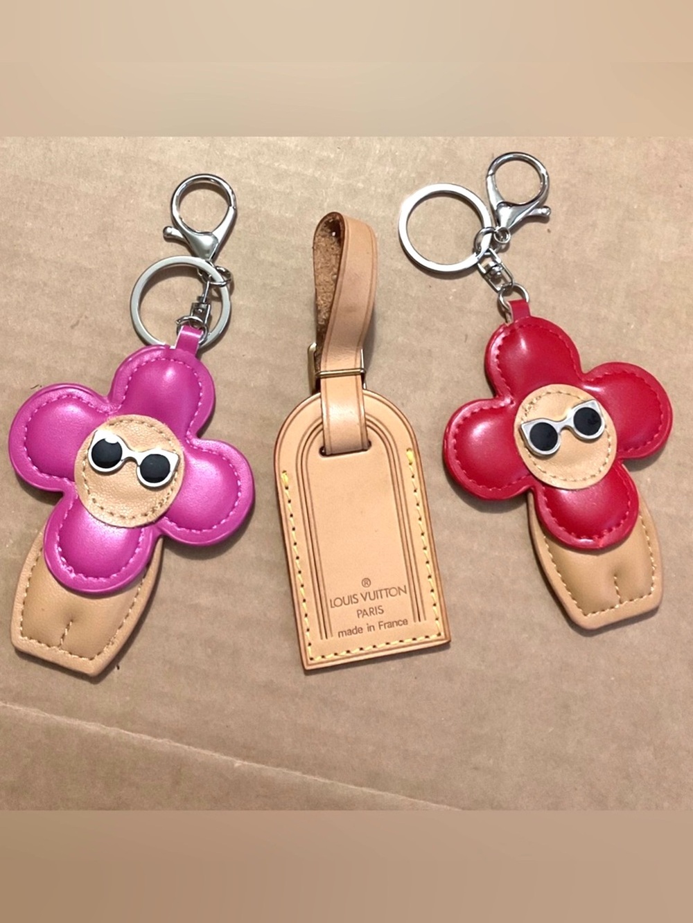 ✅LV PICK 1 AUTHENTIC LV LEATHER TAG +free fashion keychain